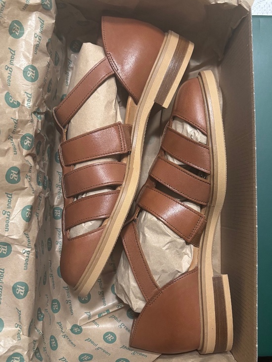 Wavsuf Flat Sandals for Women Beach Casual Summer Brown  Brown leather sandals.  Women’s US sizes